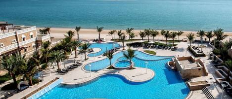 Piscine extérieure, parasols, chaises longues