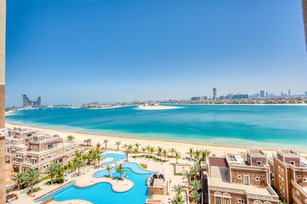 Plage privée, chaises longues, parasols, serviettes de plage