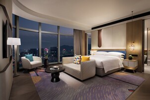 Minibar, in-room safe, individually decorated, individually furnished