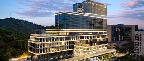 Fachada de la propiedad por la tarde o noche