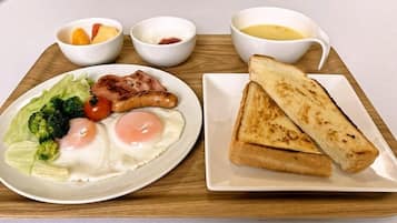 Daily cooked-to-order breakfast (JPY 1000 per person)