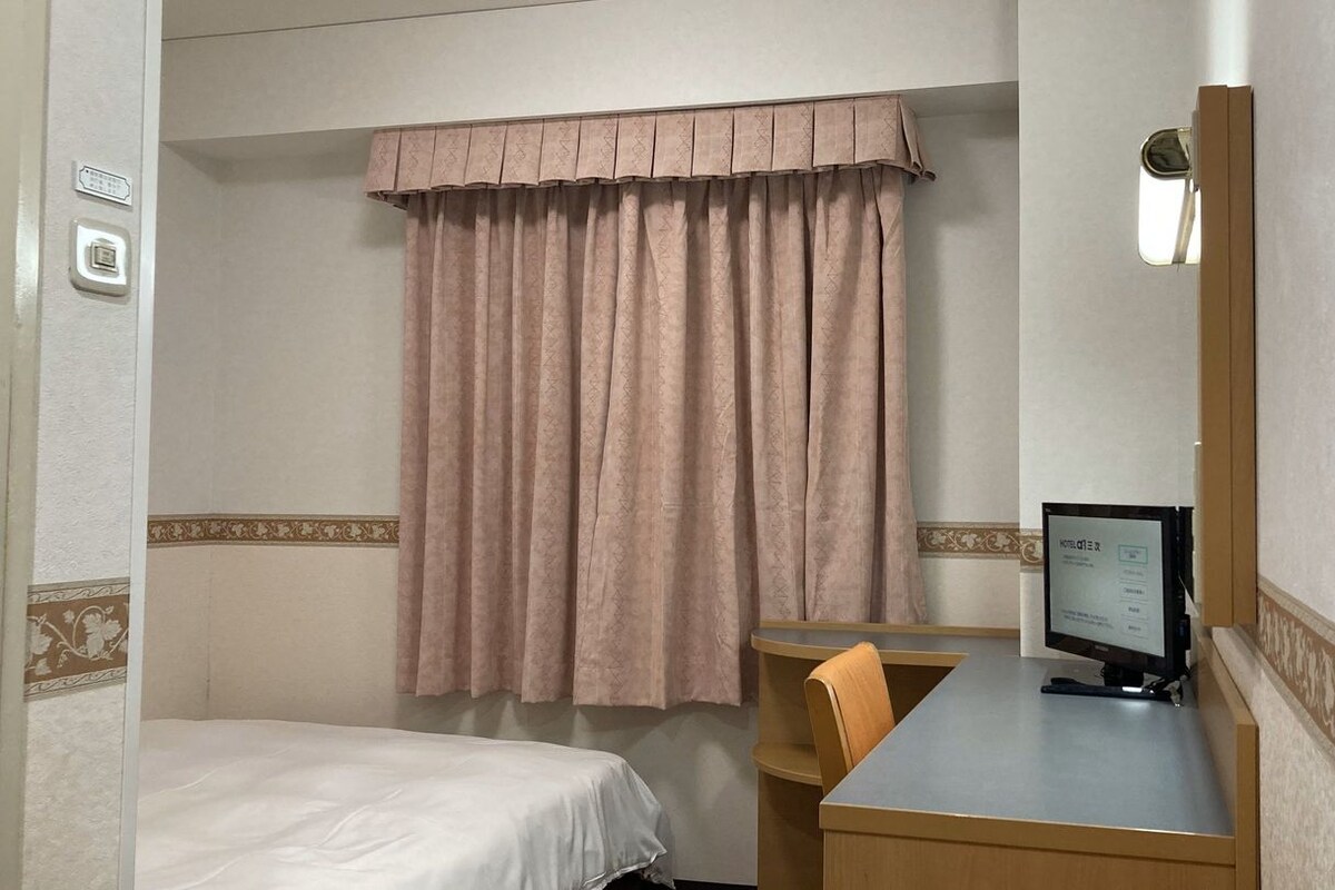 Desk, WiFi (free)
