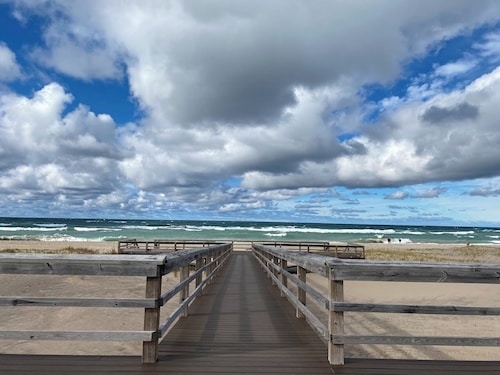 Amazing Lake Superior view from Ridge Road w/2 car heated garage, pet friendly