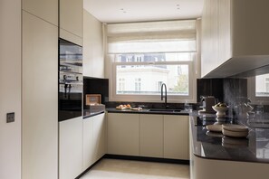 Căn hộ Cao cấp | Bếp riêng | Tủ lạnh, lò vi sóng, lò nướng, bếp nấu