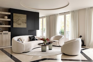 Luxe appartement | Woonruimte | Een 30-inch smart-tv met digitale zenders, Netflix en streamingdiensten