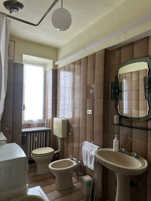 Douche, baignoire à jets, sèche-cheveux, bidet