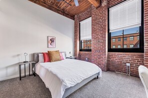 Schreibtisch, Bügeleisen/Bügelbrett, Reisekinderbett, kostenloses WLAN