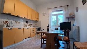 Een koelkast, een microgolfoven, een oven, een kookplaat