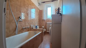 Hair dryer, bidet, towels, soap - Maison Giotto:Free Private Parking for Car & Bikes! (Grassina)