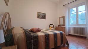 2 bedrooms, iron/ironing board, free WiFi, bed sheets - Maison Giotto:Free Private Parking for Car & Bikes! (Grassina)