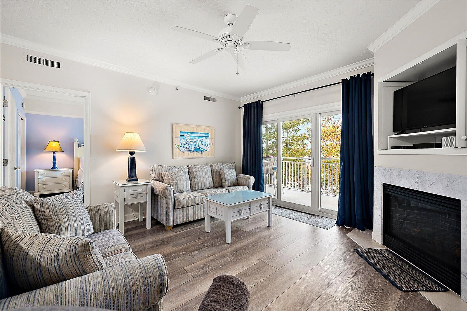 テレビ、DVD プレーヤー