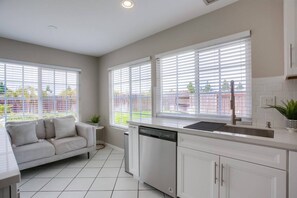 Fridge, microwave, oven, stovetop - 15 Min to La Jolla Shores Beach and Torrey Pines! (San Diego)