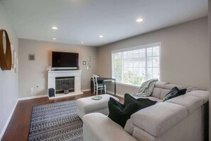 TV, offices - 15 Min to La Jolla Shores Beach and Torrey Pines! (San Diego)