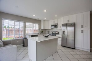 Fridge, microwave, oven, stovetop - 15 Min to La Jolla Shores Beach and Torrey Pines! (San Diego)