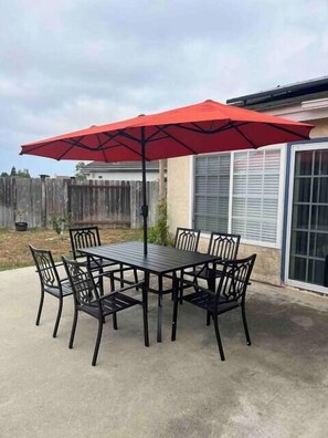 Outdoor dining - 15 Min to La Jolla Shores Beach and Torrey Pines! (San Diego)