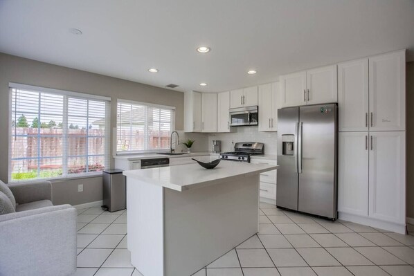 Køleskab, mikrobølgeovn, ovn, kogeplade