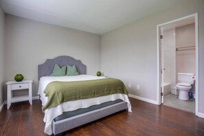 3 bedrooms, desk, iron/ironing board, travel crib - 15 Min to La Jolla Shores Beach and Torrey Pines! (San Diego)