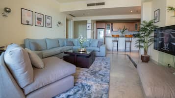 Apartment, 2 Bedrooms, Sea View | Ruang tamu | TV skrin rata