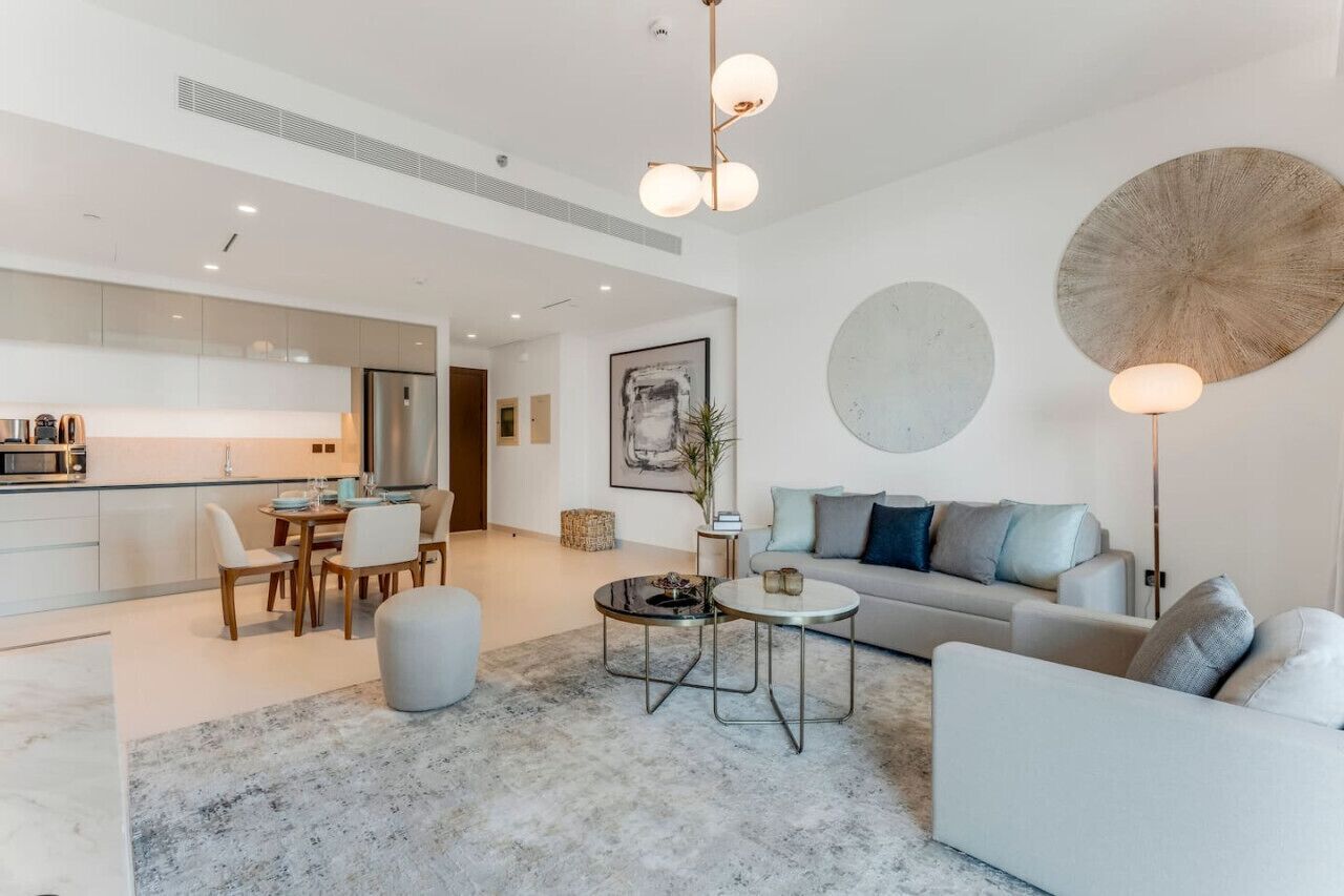 Ein modernes Wohnzimmer mit einer Couch, einem Couchtisch und einem Essbereich.