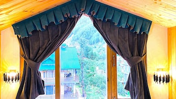 Soundproofing, free WiFi, bed sheets