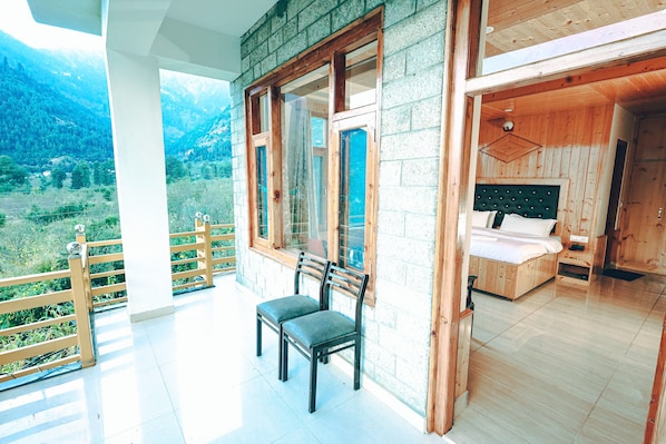 Elite Room | Soundproofing, free WiFi, bed sheets - Wander Thrives Inn By Ads (Manali)