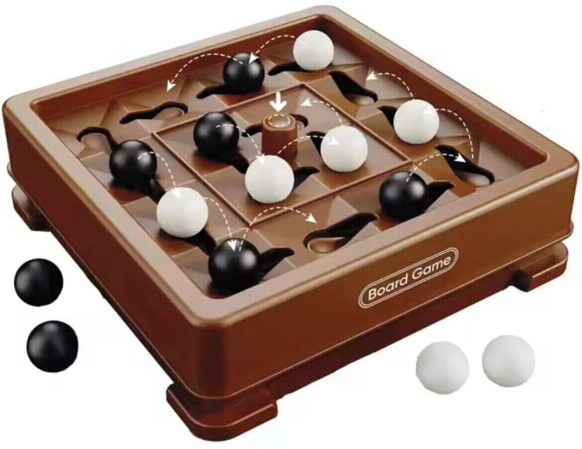 Um jogo de tabuleiro com base marrom e peças pretas e brancas.