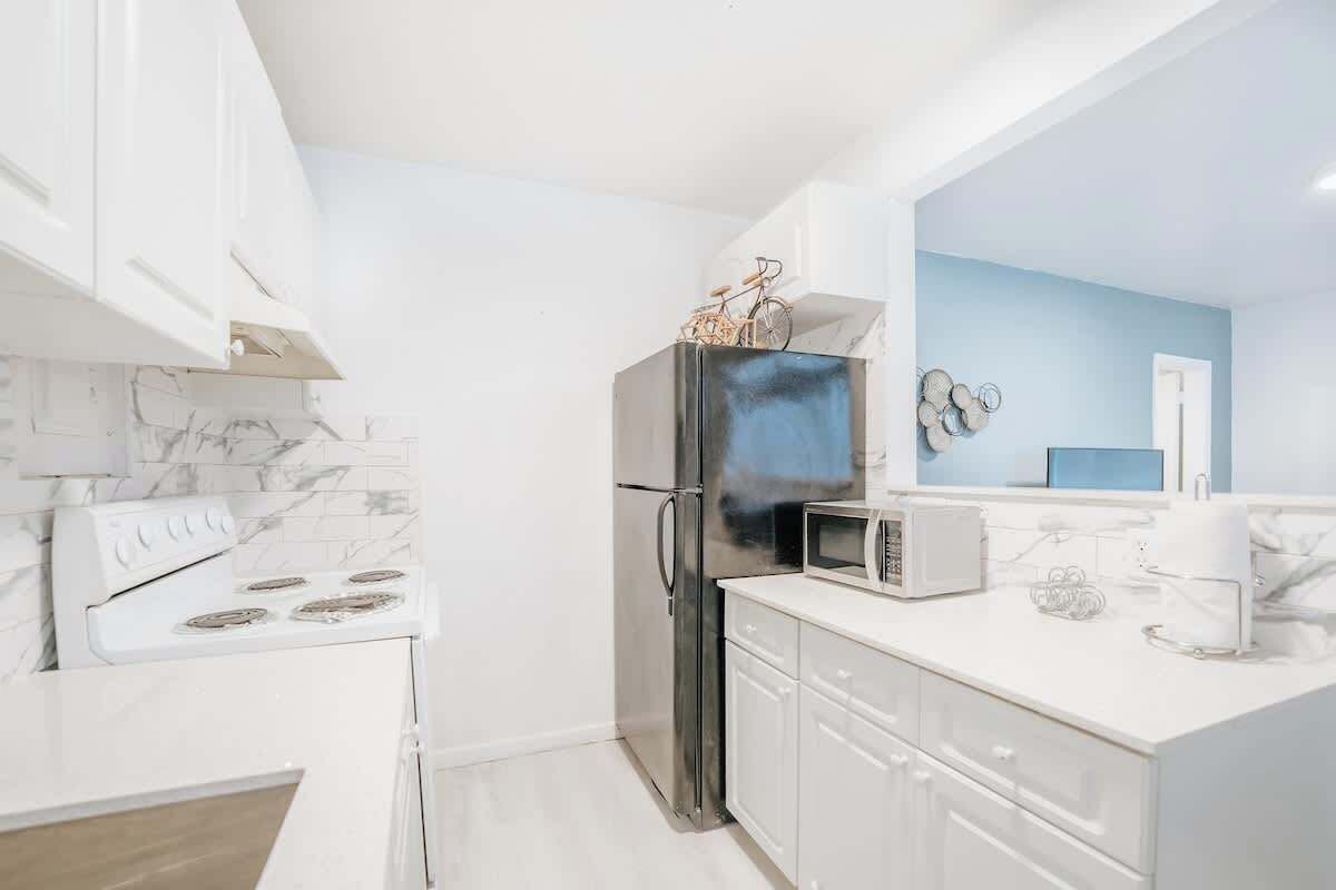 Kühlschrank, Mikrowelle, Ofen, Herdplatte