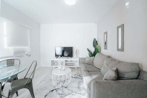 TV - Homey Sunset Hollywood Home, FREE Parking (Hollywood)