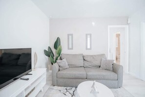 TV - Homey Sunset Hollywood Home, FREE Parking (Hollywood)