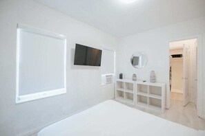 1 bedroom, WiFi, bed sheets - Homey Sunset Hollywood Home, FREE Parking (Hollywood)