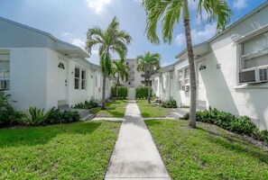 Property grounds - Homey Sunset Hollywood Home, FREE Parking (Hollywood)