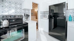 Coffee/tea maker, fridge, microwave, oven - Sunset Cove In Hollywood FL, FREE Parking (Hollywood)