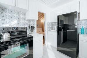 冷蔵庫、電子レンジ、オーブン、コンロ