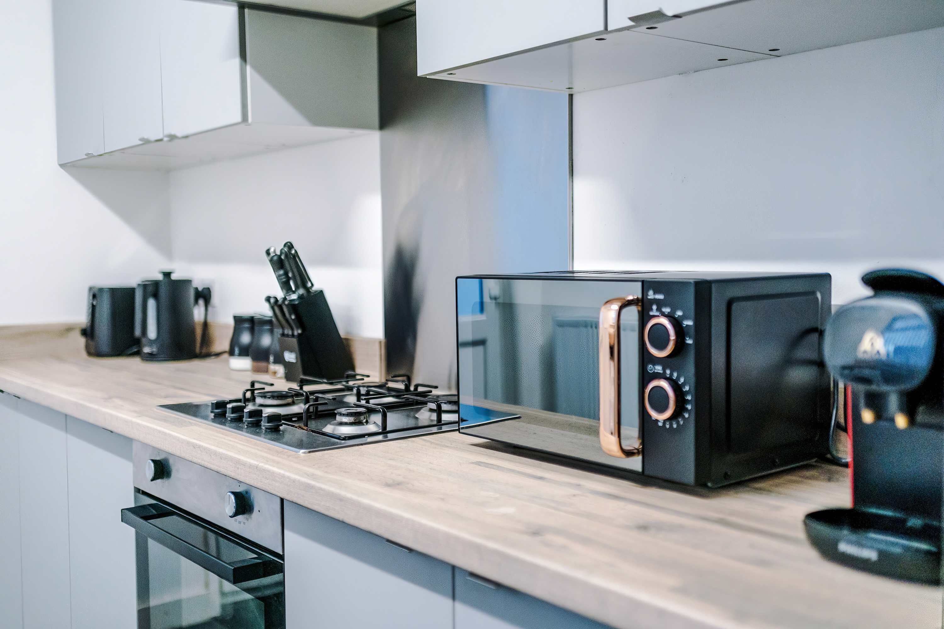 雪櫃、微波爐、焗爐、爐具