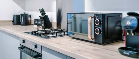 雪櫃、微波爐、焗爐、爐具