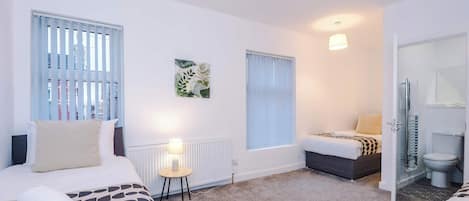 4 habitaciones, tabla de planchar con plancha, cuna de viaje y wifi