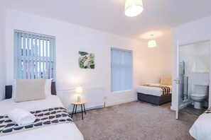 4 bedrooms, iron/ironing board, travel cot, WiFi - Family-Friendly House with Free Parking (Manchester)