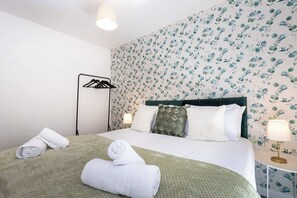 5 bedrooms, desk, iron/ironing board, travel crib