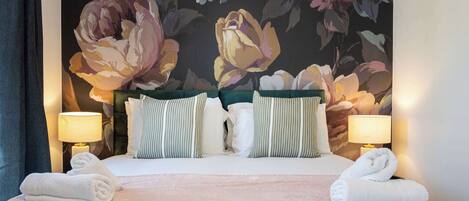 5 chambres, bureau, fer et planche à repasser, lit parapluie