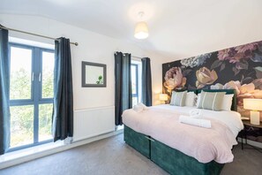 5 chambres, bureau, fer et planche à repasser, lit parapluie