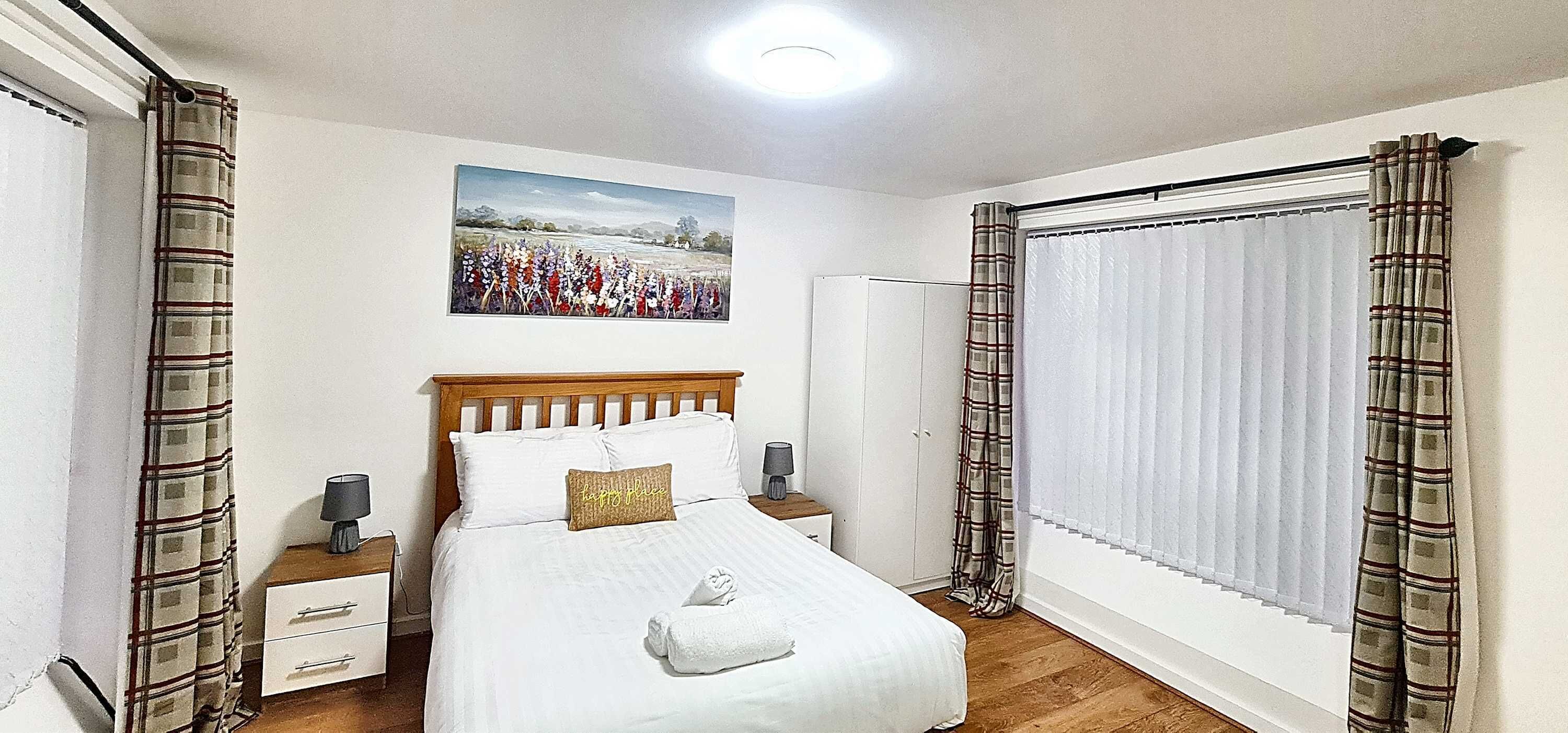 4 soverom, skrivebord, strykejern/-brett og reiseseng for barn