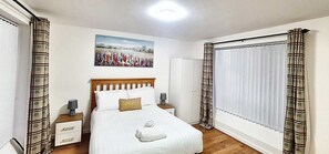 4 bedrooms, desk, iron/ironing board, travel crib