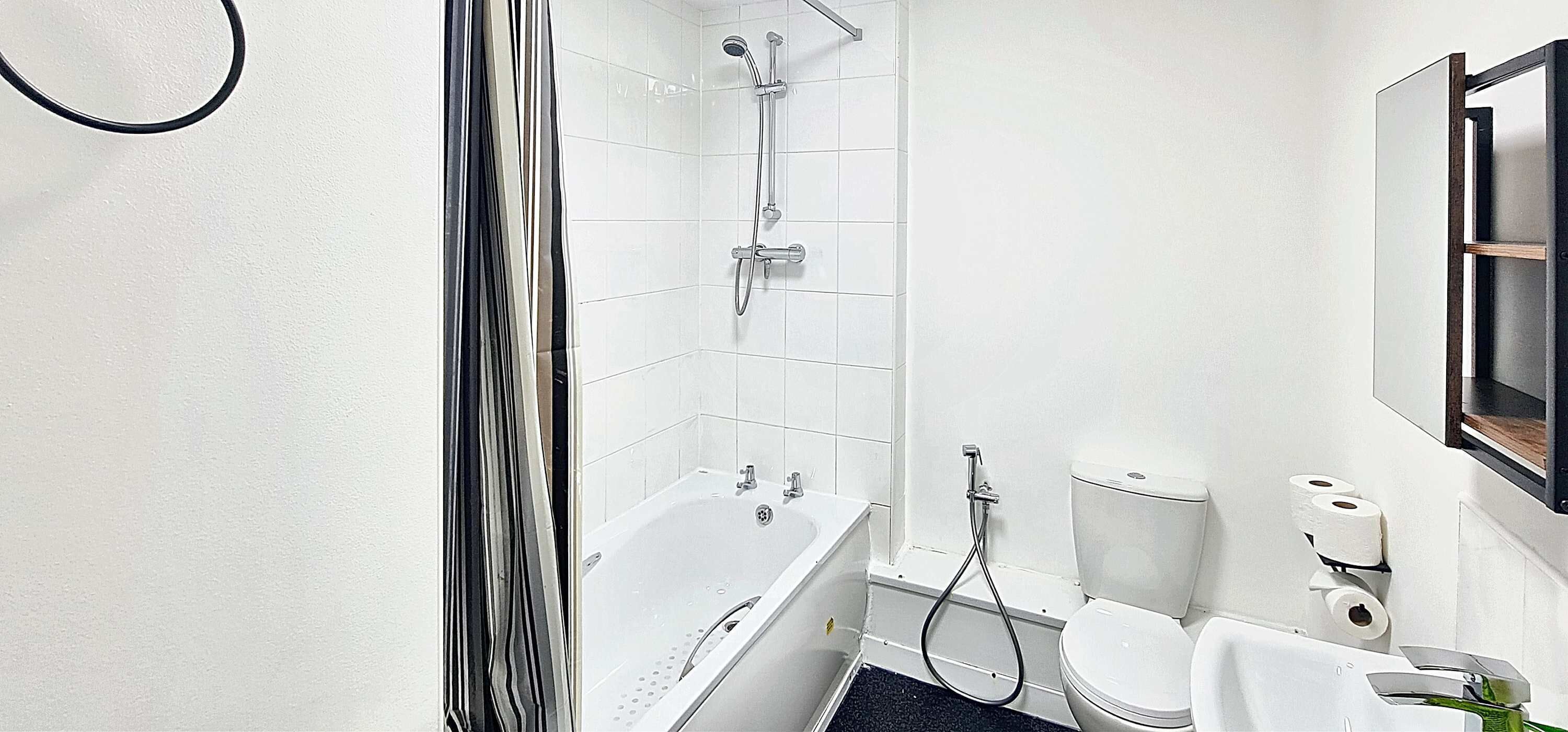 Dusj, hårføner og håndklær