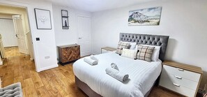 4 bedrooms, desk, iron/ironing board, travel crib - Spacious 4-Bed Home, Free Driveway Parking, 7 Minutes to Manchester City Centre (Greater Manchester)