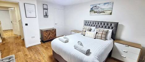 4 chambres, bureau, fer et planche à repasser, lit parapluie