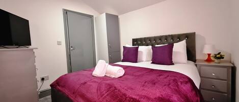 8 habitaciones, escritorio y tabla de planchar con plancha