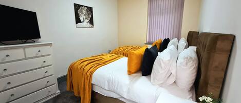 8 bedrooms, desk, iron/ironing board, travel crib