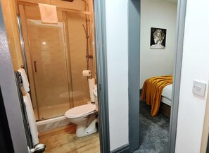 Dusj, hårføner og håndklær