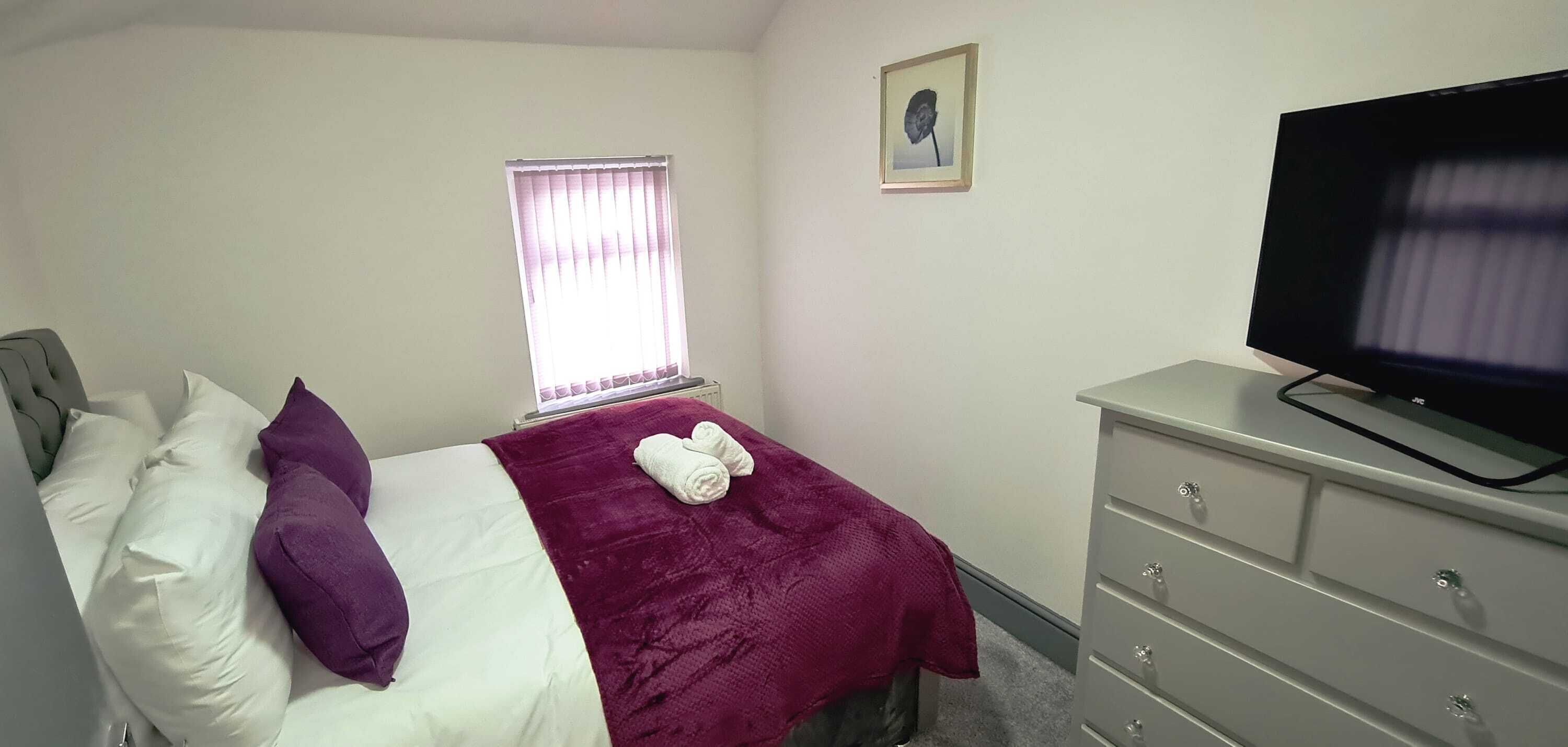 8 عدّة غرف نوم ومكتب ومكواة/لوح كي وسرير سفر