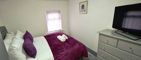 8 عدّة غرف نوم ومكتب ومكواة/لوح كي وسرير سفر